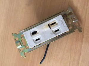 コンセント部分が溶けただけでよかったです。裏の配線まで溶ける可能性も高いので、美容室でワット数の高いドライヤーへと使用変更される場合は、まず、耐えられる電気容量の設計になっているかどうか、オーナー様は確認くださいね。