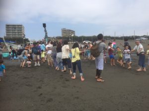 漁師さんはスパルタ! あみあげを手伝わない大人を、叱咤激励します。自分一人ぐらいやらなくても網あがるわー、とか思って写真とってる大人も、参戦させられる漁師さんの言葉は、すごい! チームで仕事するってこういうことなんだなあと、わたし違うこと考えてしまいました。漁師さんありがとうございます。