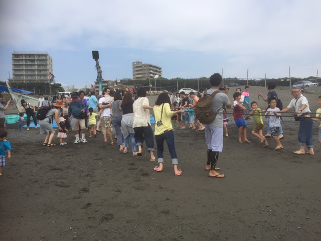 漁師さんはスパルタ! あみあげを手伝わない大人を、叱咤激励します。自分一人ぐらいやらなくても網あがるわー、とか思って写真とってる大人も、参戦させられる漁師さんの言葉は、すごい! チームで仕事するってこういうことなんだなあと、わたし違うこと考えてしまいました。漁師さんありがとうございます。