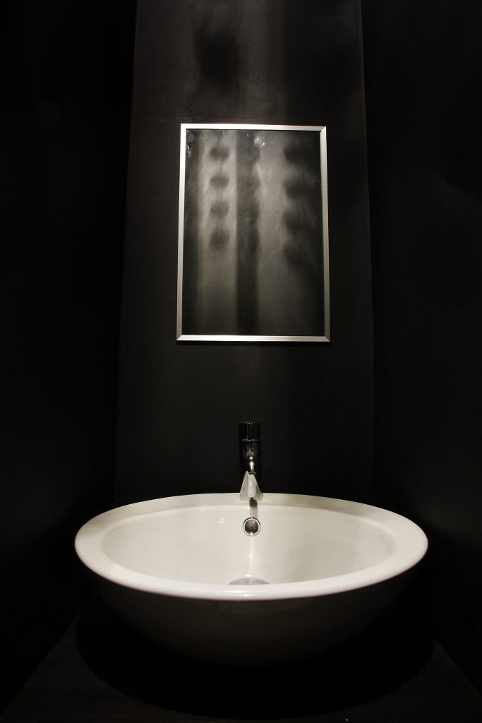 トイレの内装デザインをおしゃれにする効果は、2つあります。ひとつめは、口コミ。予想外の場所がおしゃれだと、口コミになります。もうひとつは、とってもおしゃれな美容室という印象を顧客にあたえるのに、狭い範囲のデザインと施工だけで済むということ。カット面が中の上ていどのデザインでも、上の上ぐらいおしゃれな美容室の印象与えられます。