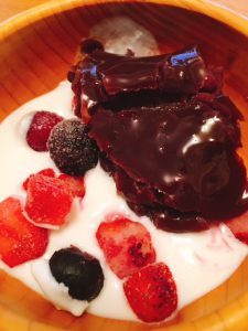 食生活が髪にも影響することを知っている友人でした。なので、お豆さんたくさん食べてねと、改めてまた伝えたのでした。ちなみに、みかんぐみの運営する美容室では、黒豆茶もお出ししています。髪の健康におすすめという私の意見からそうしてもらっています。どんな食生活をすれば髪にいいのかという話しも、美容室であなたもお聞きいただけるといいですね。