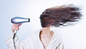 美容室設計のとき、スタッフルームの電気容量はいつもたいてい抑えられ気味です。お金をうまない場所だからです。だから、ブレーカーが飛びやすいということもあります。スタッフさんか多くて、スタッフルームへの出入りが多い時は、スタッフルームの電気容量も考慮いただくといいですね。