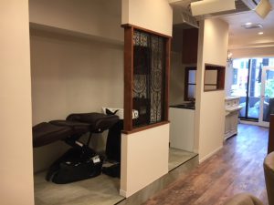 シャンプーブースにいても、カラーラボにいても、受付にいても、他のコーナーや入口がきちんとみわたせる工夫があります。